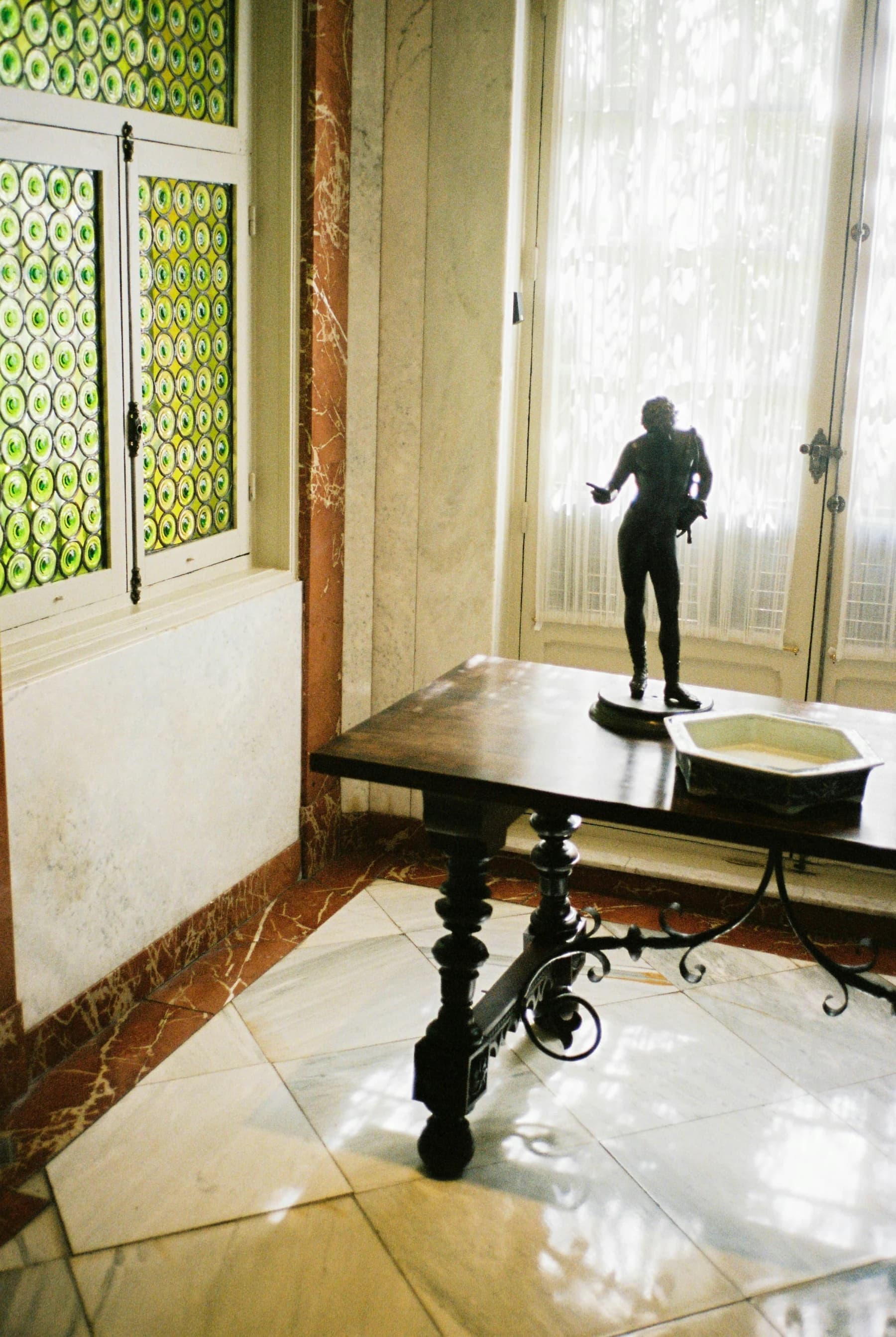 Interno storico con pavimento in marmo e dettagli d'arredo d'epoca