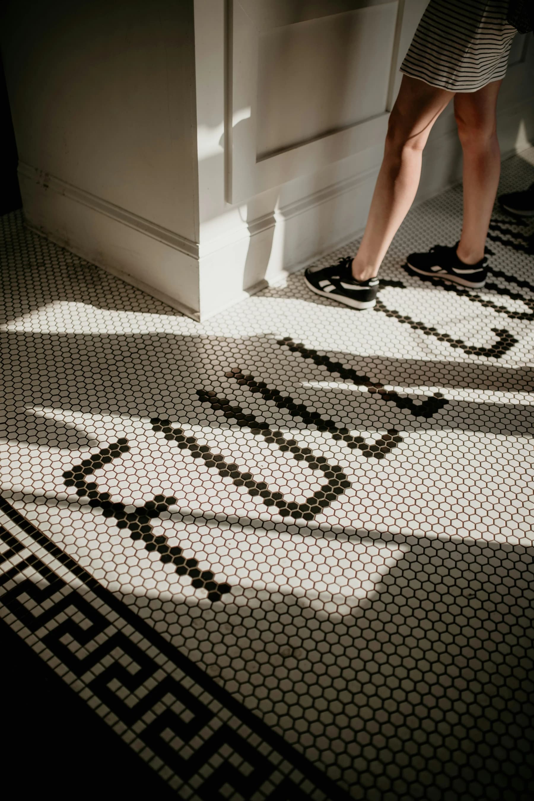 Pavimento in mosaico esagonale bianco e nero, alternativa alle maioliche decorate